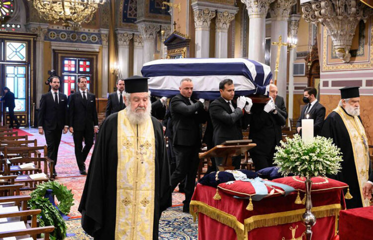 Η σορός του τέως βασιλιά Κωνσταντίνου μεταφέρεται στη Μητρόπολη Αθηνών (φωτ.: ΑΠΕ-ΜΠΕ / STUDIO KOMINIS / Nikolas Kominis)