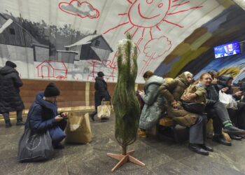 Κάτοικοι του Κιέβου περνούν την Πρωτοχρονιά σε σταθμό του μετρό που λειτουργεί ως καταφύγιο (φωτ.: EPA/Oleg Petrasyuk)