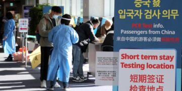 Επισκέπτες από την Κίνα υποβάλλονται σε τεστ κορονοϊού στο διεθνές αεροδρόμιο της Ιντσεόν, στη Νότια Κορέα, η οποία έχει ήδη επιβάλλει οδηγία υποχρεωτικού ελέγχου για τους ταξιδιώτες από τη γειτονική χώρα (φωτ.: EPA/Yonhap)