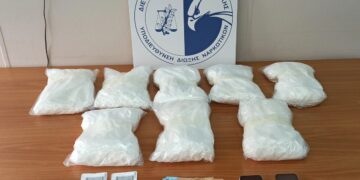 Τα κατασχεθέντα ναρκωτικά, τα χρήματα και τα κινητά τηλέφωνα των συλληφθεισών (φωτ.: Ελληνική Αστυνομία)