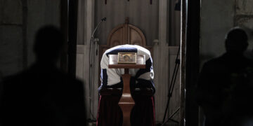 Στο Παρεκκλήσι της Μητρόπολης Αθηνών η σορός η του τέως βασιλιά Κωνσταντίνου
(ΒΑΣΙΛΗΣ ΡΕΜΠΑΠΗΣ/EUROKINISSI)