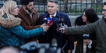 Ο Αλέξης Κούγιας μιλά σε δημοσιογράφους για την υπόθεση Πισπιρίγκου (φωτ.: EUROKINISSI / Κώστας Τζούμας)