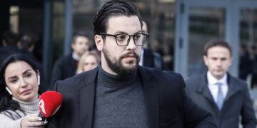 Ο Μάνος Δασκαλάκης έξω από το Μικτό Ορκωτό Δικαστήριο 
(φωτ.: EUROKINISSI / Γιώργος Κονταρίνης)