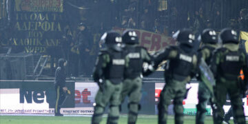 ΜΑΤ μέσα στον αγωνιστικό χώρο του «Κλ. Βικελίδης» μετά τη λήξη του αγώνα Άρης-Ολυμπιακός (φωτ.: ΑΠΕ-ΜΠΕ / Αχιλλέας Χήρας)