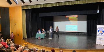 Ο δήμαρχος Νεάπολης-Συκεών Σίμος Δανιηλίδης μιλάει κατά την έναρξη του νέου κύκλου ομιλιών προβολών και διαλέξεων του Λαϊκού Επιμορφωτικού Πανεπιστημίου (ΛΕΠ) του δήμου. Επί της σκηνής ο ομιλητής Μιχάλης Χαραλαμπίδης, ο πρόεδρος της Λέσχης Αστυνομικών Θεσσαλονίκης Γιώργος Φεστερίδης και η υπεύθυνη του ΛΕΠ Ειρήνη Καγιαμπίνη  (φωτ.: pontosnews.gr)