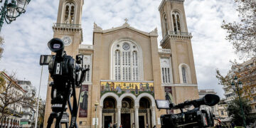 Τηλεοπτικές κάμερες έξω από τη Μητρόπολη Αθηνών (φωτ.: EUROKINISSI / Γιώργος Κονταρίνης)