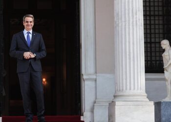 Ο Κυριάκος Μητσοτάκης στην είσοδο του Μαξίμου (φωτ.: EUROKINISSI / Βασίλης Ρεμπάπης)