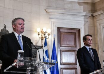 Από αριστερά ο Ματίας Κόρμαν και ο Κυριάκος Μητσοτάκης στη διάρκεια της συνέντευξης Τύπου στο Μέγαρο Μαξίμου (φωτ.: EUROKINISSI/Τατιάνα Μπόλαρη)