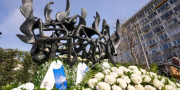 Πλήθος στεφανιών στο μνημείο του Ολοκαυτώματος των Εβραίων της Θεσσαλονίκης στην Πλατεία Ελευθερίας (φωτ.:  Περιφέρεια Κεντρικής Μακεδονίας)