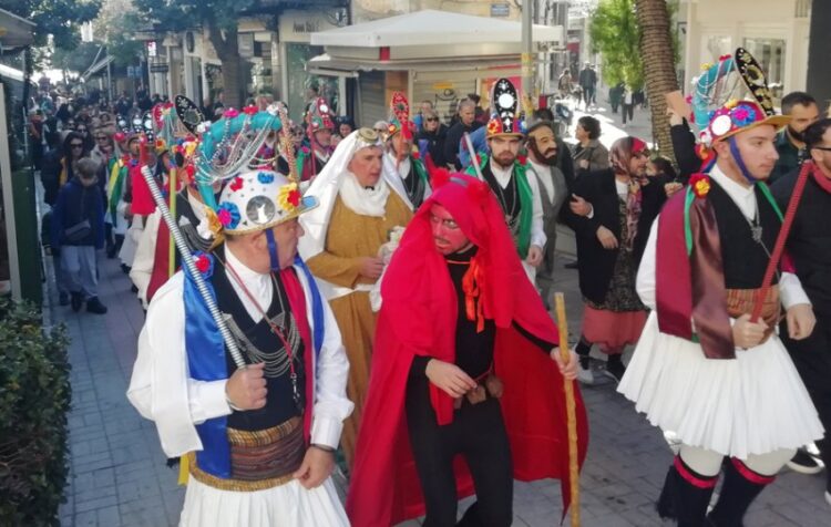 Οι Μωμόγεροι, στο κέντρο της Λαμίας, κατά την αναβίωση του εθιμικού δρώμενου (φωτ.: ΑΠΕ-ΜΠΕ/Άρης Μαρτάκος)