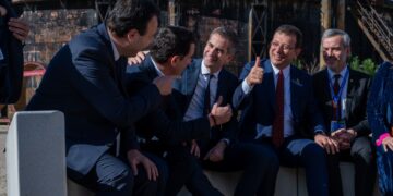 Στο παγκάκι στην Τεχνόπολη, το οποίο δώρισε πέρυσι στην Αθήνα ο δήμαρχος Κωνσταντινούπολης Εκρέμ Ιμάμογλου (δεύτερος από δεξιά) κατά την ίδρυση το Δικτύου Βαλκανικών Πόλεων, κάθισαν ορισμένοι από τους δημάρχους μαζί με τον Κώστα Μπακογιάννη (κέντρο), σε μια συμβολική κίνηση φιλίας (φωτ.: Δήμος Αθηναίων)