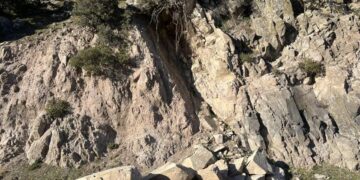 Συνεχίζονται οι κατολισθήσεις σε διάφορα σημεία της βόρειας Λέσβου (φωτ.: facebook.com/nzouros)