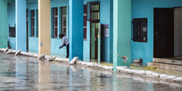 Η αυλή του 3ου Νηπιαγωγείου Καλλιθέας που πλημμύρισε λόγω των έντονων καιρικών φαινομένων (φωτ.: EUROKINISSI / Γιάννης Παναγόπουλος)