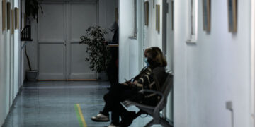 Ασθενείς σε διάδρομο νοσοκομείου (φωτ.: αρχείο EUROKINISSI / Τατιάνα Μπόλαρη)