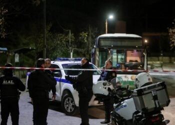 Εικόνα από το σημείο της επίθεσης σε αστυνομικούς της Ομάδας ΔΙΑΣ με βόμβες μολότοφ στου Ζωγράφου (φωτ.: Βασίλης Ρεμπάπης/EUROKINISSI)