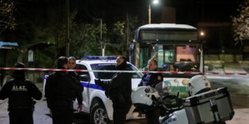 Εικόνα από το σημείο της επίθεσης σε αστυνομικούς της Ομάδας ΔΙΑΣ με βόμβες μολότοφ στου Ζωγράφου (φωτ.: Βασίλης Ρεμπάπης/EUROKINISSI)