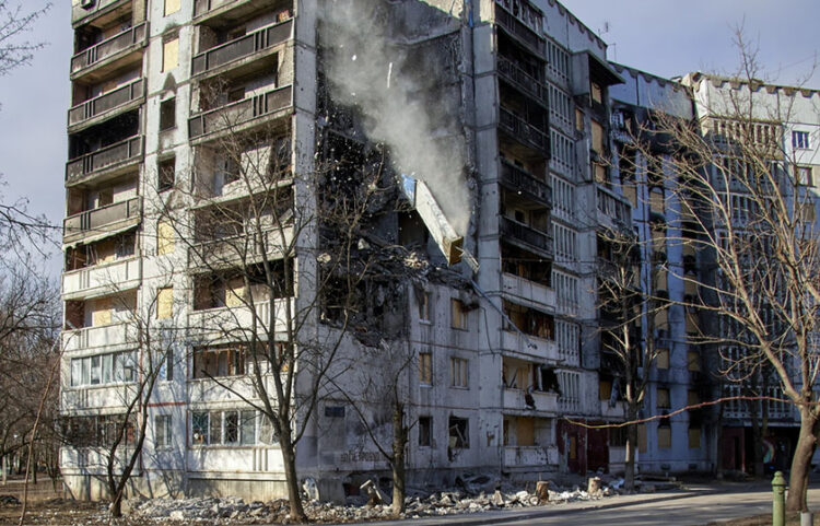 Βομβαρδισμένη πολυκατοικία σε προάστιο του Χαρκόβου (φωτ.: EPA / Sergey Kozlov)