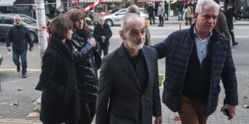 Ο πατέρας του Άλκη Καμπανού, ενώ προσέρχεται στα δικαστήρια της Θεσσαλονίκης (φωτ.: ΜΟΤΙΟΝΤΕΑΜ / Βασίλης Βερβερίδης)