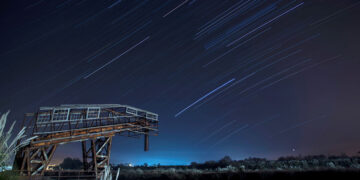 Σύνθεση 148 φωτογραφιών δείχνει τις Τεταρτίδες, τη βροχή των διαττόντων. Οι λήψεις έγιναν στις 3 Ιανουαρίου 2022 σε ένα χωριό στη βόρεια Ισπανία (φωτ.: EPA / Pedro Puente Hoyos)