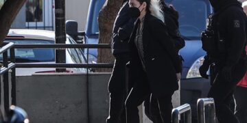 Αστυνομικοί οδηγούν τη Ρούλα Πισπιρίγκου στο γραφείο της ανακρίτριας, στις 25 Νοεμβρίου 2022 (φωτ.: EUROKINISSI / Βασίλης Ρεμπάπης)