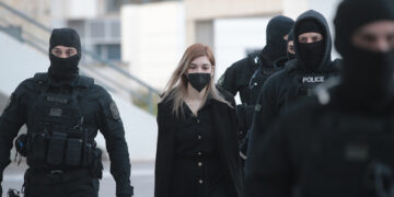 Η Ρούλα Πισπιρίγκου προσέρχεται στο Μικτό Ορκωτό Δικαστήριο (φωτ.: ΑΠΕ-ΜΠΕ / Γιώργος Βιτσαράς)