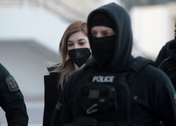 Η Ρούλα Πισπιρίγκου προσέρχεται στο Μικτό Ορκωτό Δικαστήριο (φωτ.: ΑΠΕ-ΜΠΕ / Γιώργος Βιτσαράς)