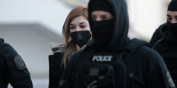 Η Ρούλα Πισπιρίγκου προσέρχεται στο Μικτό Ορκωτό Δικαστήριο (φωτ.: ΑΠΕ-ΜΠΕ / Γιώργος Βιτσαράς)