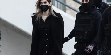 Η Ρούλα Πισπιρίγκου προσέρχεται στο Μικτό Ορκωτό Δικαστήριο (φωτ.: EUROKINISSI / Γιάννης Παναγόπουλος)