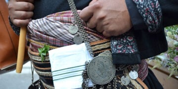 Εγκόλπιο με τον Άγιο Γεώργιο πάνω στην ποντιακή φορεσιά (φωτ. αρχείου: Βασίλης Καρυοφυλλίδης)