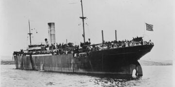 Το πλοίο «Ionia» στον Πειραιά, τον Φεβρουάριο του 1923. Είχε αποπλεύσει από την Τραπεζούντα μεταφέροντας χιλιάδες πρόσφυγες, πολλοί εκ των οποίων πέθαναν εν πλω από τύφο και ευλογιά. Το ταξίδι, που έγινε με ευθύνη της Near East Relief, ήταν στο πλαίσιο της συμφωνίας για την ανταλλαγή των πληθυσμών (πηγή: Flickr Commons project, 2021)