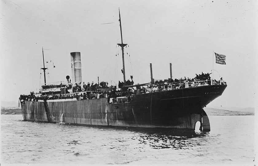 Το πλοίο «Ionia» στον Πειραιά, τον Φεβρουάριο του 1923. Είχε αποπλεύσει από την Τραπεζούντα μεταφέροντας χιλιάδες πρόσφυγες, πολλοί εκ των οποίων πέθαναν εν πλω από τύφο και ευλογιά. Το ταξίδι, που έγινε με ευθύνη της Near East Relief, ήταν στο πλαίσιο της συμφωνίας για την ανταλλαγή των πληθυσμών (πηγή: Flickr Commons project, 2021)