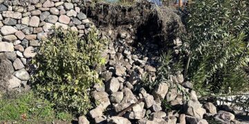 Κατολισθητικά φαινόμενα μετά το σεισμό στη δυτική Λέσβο (φωτ.: Facebook / Nikos Zouros)