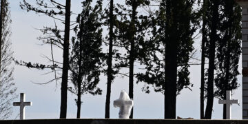 Προετοιμασίες στο βασιλικό κοιμητήριο στο Τατόι για την ταφή του τέως βασιλιά Κωνσταντίνου
(φωτ.: EUROKINISSI / Μιχάλης Καραγιάννης)