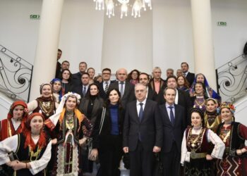 Ο υπουργός Προστασίας του Πολίτη Τάκης Θεοδωρικάκος (κέντρο) σε αναμνηστική φωτογραφία με τους ευρωπαίους πρέσβεις στην Αλεξανδρούπολη (φωτ.: twitter/Τάκης Θεοδωρικάκος)