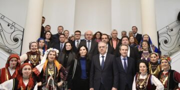 Ο υπουργός Προστασίας του Πολίτη Τάκης Θεοδωρικάκος (κέντρο) σε αναμνηστική φωτογραφία με τους ευρωπαίους πρέσβεις στην Αλεξανδρούπολη (φωτ.: twitter/Τάκης Θεοδωρικάκος)