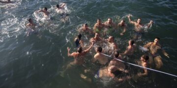 Στη Θεσσαλονίκη βούτηξαν συνολικά 28 άτομα (φωτ. ΜΟΤΙΟΝΤΕΑΜ/Βασίλης Βερβερίδης)