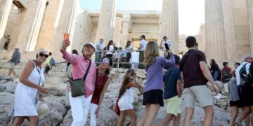 Τουρίστες ανεβαίνουν τα Προπύλαια, στην Ακρόπολη (φωτ.: ΑΠΕ-ΜΠΕ / Αλέξανδρος Μπελτές)