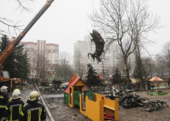 Σωστικά συνεργεία απομακρύνουν τα συντρίμμια του ελικοπτέρου από την αυλή του νηπιαγωγείου στο Μπρόβαρι (φωτ.: EPA/Sergey Dolzhenko)