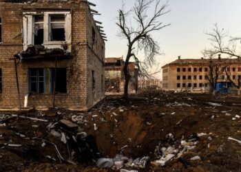 Κρατήρας από έκρηξη σε περιοχή της Ντόνετσκ. Οι αρχές έχουν ζητήσει από τους πολίτες να εγκαταλείψουν τις περιοχές της πρώτης γραμμής του πολέμου, όπου πλέον δεν υπάρχει ηλεκτρικό ρεύμα, θέρμανση, νερό ή αέριο (φωτ.: EPA/Oleg Petrasyuk)