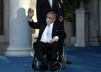 Ο τέως Βασιλιάς Κωνσταντίνος έξω από τη μητρόπολη Αθηνών όπου έγινε ο γάμος του Φίλιππου Γλύξμπουργκ με τη Νίνα Φλορ, στις 23 Οκτωβρίου 2021 (φωτ.: ΑΠΕ-ΜΠΕ / Αλέξανδρος Μπελτές)