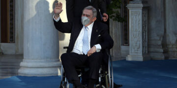 Ο τέως Βασιλιάς Κωνσταντίνος έξω από τη μητρόπολη Αθηνών όπου έγινε ο γάμος του Φίλιππου Γλύξμπουργκ με τη Νίνα Φλορ, στις 23 Οκτωβρίου 2021 (φωτ.: ΑΠΕ-ΜΠΕ / Αλέξανδρος Μπελτές)