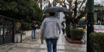 Κόσμος περπατά κατά την διάρκεια βροχόπτωσης στο κέντρο της Αθήνας
(φωτ.: Κώστας Τζούμας/EUROKINISSI)