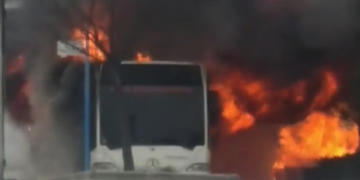 Στιγμιότυπο από βίντεο που δείχνει το λεωφορείο να έχει παραδοθεί στις φλόγες (φωτ.: facebook/Fany Fakka)