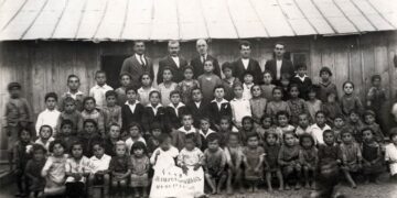 Μαθητές και δάσκαλοι στην εκκλησία-σχολείο του αρμενικού οικισμού των
παραπηγμάτων στη περιοχή Κορδία της Καλαμάτας, δεκαετία 1920 (πηγή: Nubarian Library
of AGBU, Παρίσι)