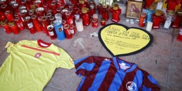 Κεριά, φανέλες και αφιερώματα στο σημείο όπου δολοφονήθηκε ο 19χρονος Άλκης Καμπανός, τα ξημερώματα της 31ης Ιανουαρίου 2022 (φωτ. αρχείου: ΑΠΕ-ΜΠΕ/Δημήτρης Τοσίδης)