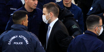 Ο Μπάμπης Αναγνωστόπουλος οδηγείται στο Εφετείο Αθηνών (φωτ.: ΑΠΕ-ΜΠΕ / Αλέξανδρος Βλάχος)