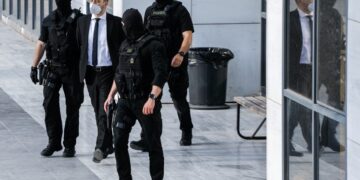 Ο 34χρονος Μπάμπης Αναγνωστόπουλος με αστυνομικούς έξω από το Μικτό Ορκωτό Δικαστήριο, τον περασμένο Μάιο (φωτ. αρχείου: Γιώργος Κονταρίνης / EUROKINISSI)