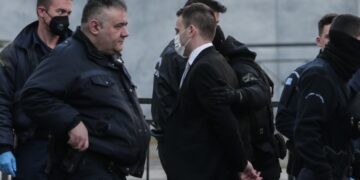 Ο Μπάμπης Αναγνωστόπουλος, σήμερα, έξω από το Μικτό Ορκωτό Εφετείο του (φωτ.: Κώστας Τζούμας/EUROKINISSI)