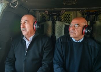 Επίσκεψη των ΥΠΕΞ Νίκου Δένδια και Μεβλούτ Τσαβούσογλου στις πληγείσες από τον σεισμό περιοχές, στην επαρχία Χατάι,  στην Τουρκία (φωτ.: Υπ. Εξωτερικών/ EUROKINISSI)