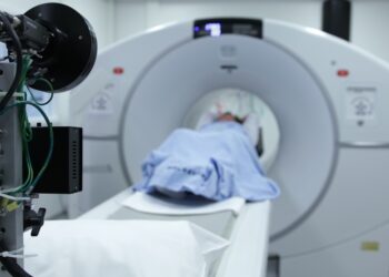 Ασθενής υποβάλλεται σε διαγνωστικό έλεγχο σε τομογράφο (Φωτ. αρχείου: Pixabay/OsloMetX )